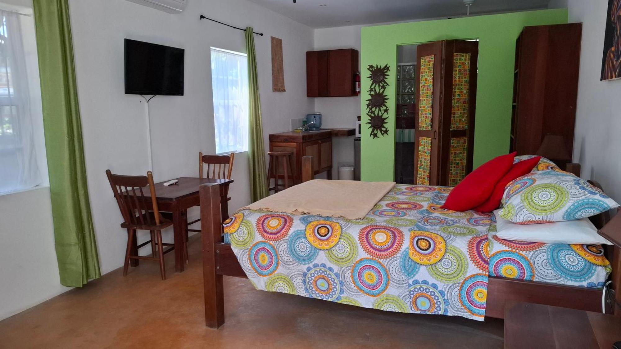 Amanda'S Place Green Studio - Pool And Tropical Garden Caye Caulker Exterior photo
